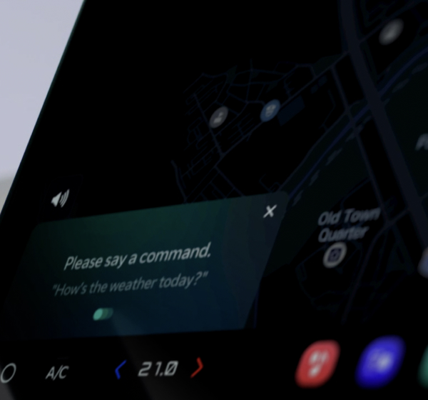 Nahaufnahme eines Kia PBV-IVI mit Sprachbefehl-Eingabeaufforderung und Navigationskarte im Hintergrund.